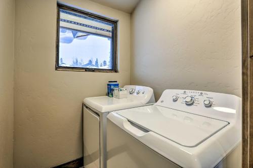 Sleek Silverthorne Abode With Deck And Bbq!