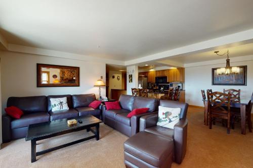Torian Plum Plaza 401
