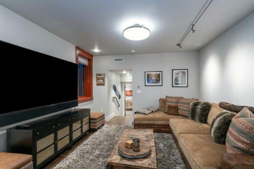 Colorado Ave - 470 West
