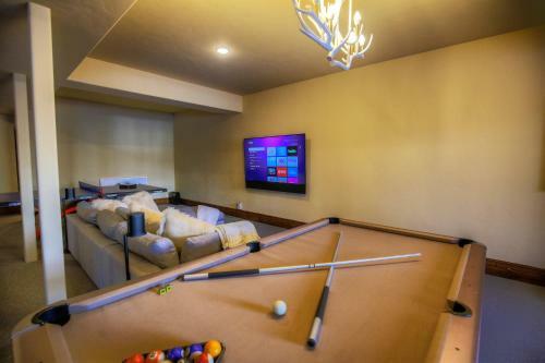Prospect Falls Getaway - Effervescent Paradise Townhome