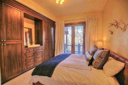 Prospect Falls Getaway - Effervescent Paradise Townhome