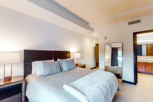 Luxury At The Lion #w404