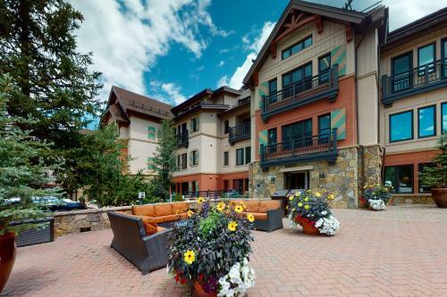 Lion Square Lodge South 576