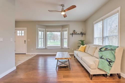 Apartamento Parkside Getaway With Fire Pit By Windsor Lake!