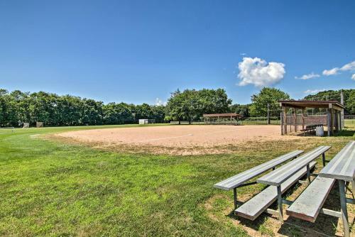 Niantic Home With Patio And Grill - 2 Mi To Beach!