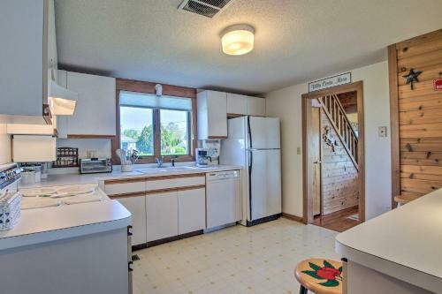 Niantic Getaway With Water Views - Walk To Beach