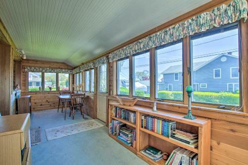 Niantic Getaway With Water Views - Walk To Beach