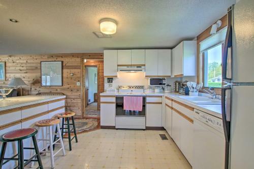 Niantic Getaway With Water Views - Walk To Beach