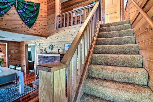 Niantic Getaway With Water Views - Walk To Beach