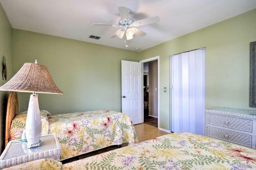 Coastal House With Fenced-in Yard - 5 Mi To Beach!