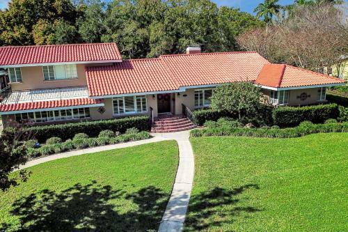 Estately Gardens At Fogarty Point