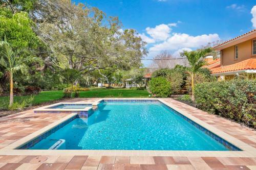 Estately Gardens At Fogarty Point