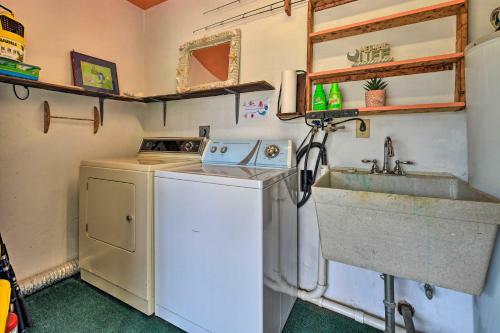 Lighthouse Cottage - Pet Friendly Bradenton Home