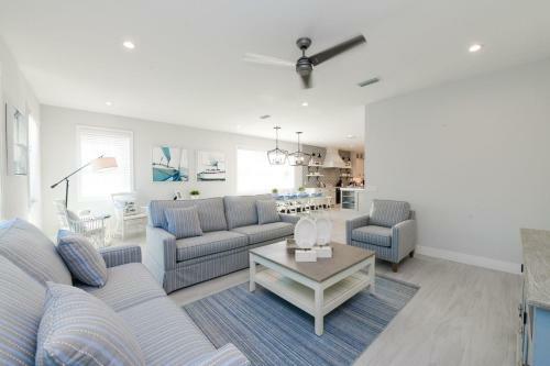 Aqua Paradise By Ami Locals