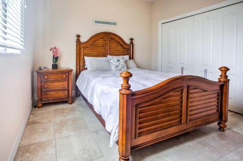 Elegant Waterfront Home On Cape Coral With Lanai!