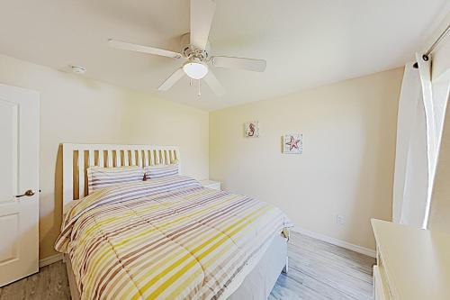 Charming Cape Coral Gem With Lanai & Pool Home