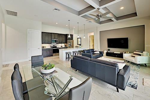 New Modern Home With Pool - Walk To Cape Harbour Home