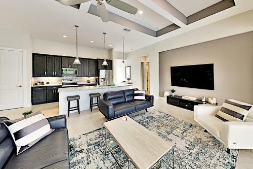 New Modern Home With Pool - Walk To Cape Harbour Home