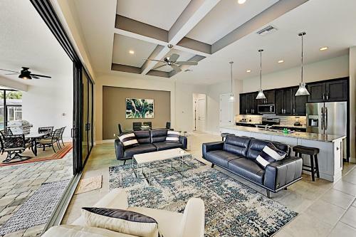 New Modern Home With Pool - Walk To Cape Harbour Home