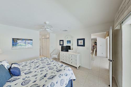 Gorgeous Canal Getaway With Pool & Private Dock Home