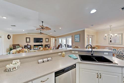 Canal-front Cape Coral Oasis With Private Pool Home