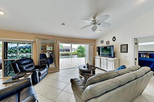 Canal-front Escape - Provided Kayak & Boat Home