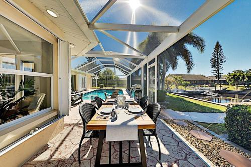 Canal-front Villa - Pool, Dock, Direct Gulf Access Home