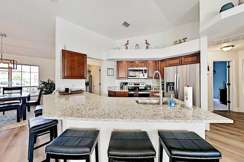 Corner-lot Paradise - Heated Pool, Spa & Fire Pit Home
