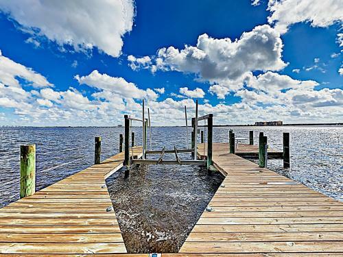 Riverfront Paradise With Caged Pool, Hot Tub & Dock Home
