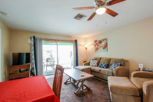 Gulf Access #e 2-bedroom W/ Heated Pool