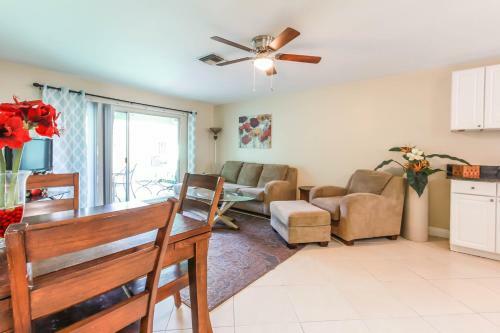 Gulf Access #e 2-bedroom W/ Heated Pool