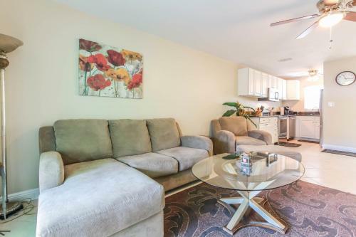 Gulf Access #e 2-bedroom W/ Heated Pool