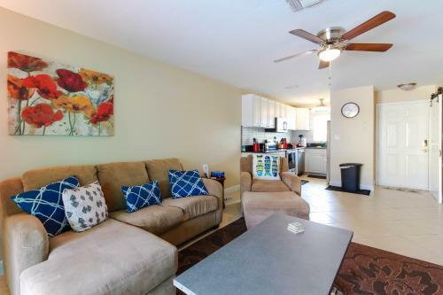 Gulf Access #e 2-bedroom W/ Heated Pool