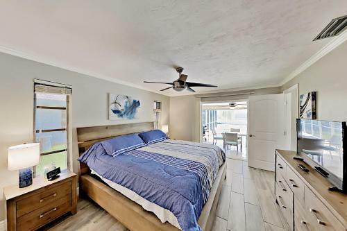 Chic Canal-front Home - Heated Pool, Private Dock Home