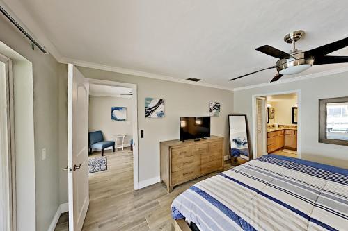 Chic Canal-front Home - Heated Pool, Private Dock Home
