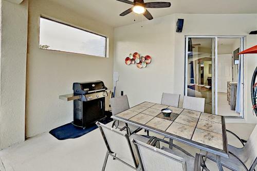 Stylish Getaway - Screened Lanai With Heated Pool Home