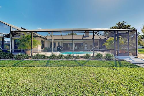 Large Lakefront Oasis With Private Pool & Dock Home