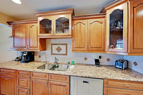 Large Lakefront Oasis With Private Pool & Dock Home