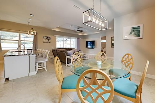 Desirable Sw Home - Private Heated Saltwater Pool Home