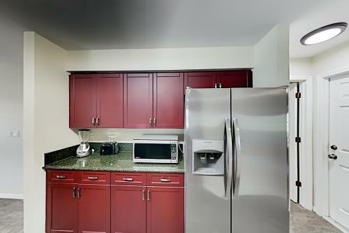 Tropical Gem - Heated Pool, Office, Prime Location Home