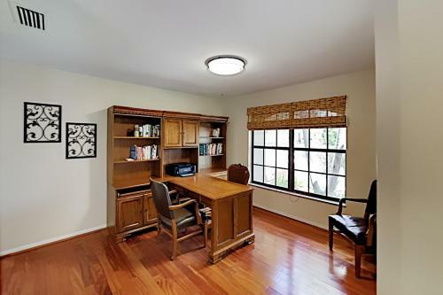 Tropical Gem - Heated Pool, Office, Prime Location Home