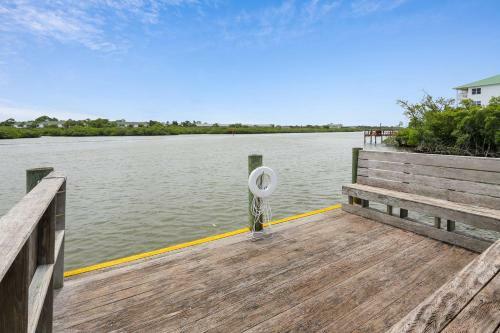 Mariner's Pointe - Classy Condo, Steps To Beach, Large Balcony