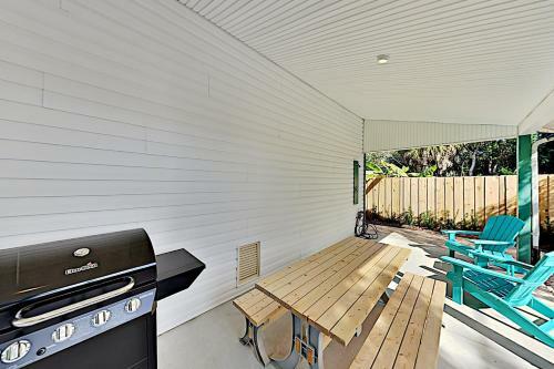 Coastal Getaway - Game Room - Stroll To Beach Home