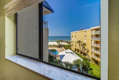 Apartamento New Listing! Beachfront Perch With Pool & Balcony Condo