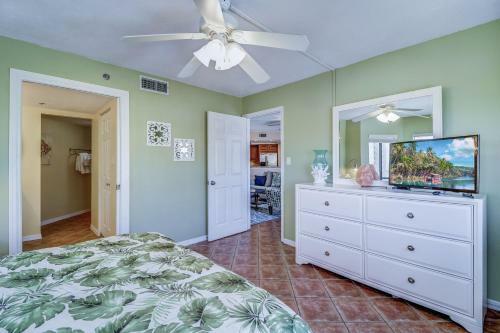 Apartamento New Listing! Beachfront Perch With Pool & Balcony Condo