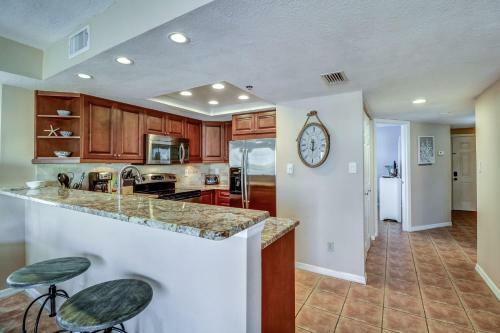 Apartamento New Listing! Beachfront Perch With Pool & Balcony Condo