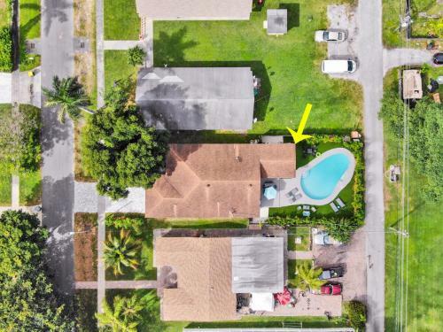 Private Pool Home With Lovely 4br & 2 Bath