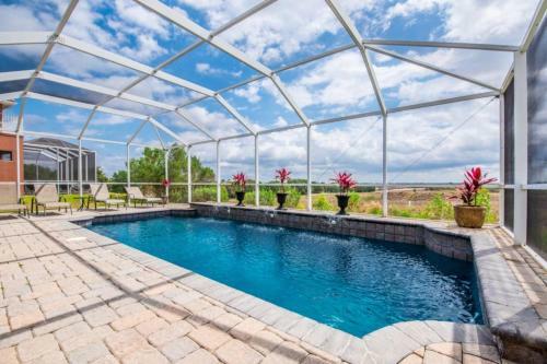 Sunny Large Pool In Floridian Retreat