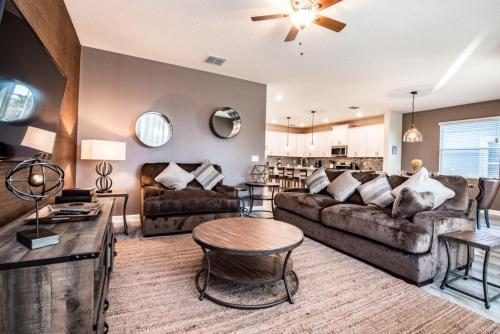 Six-bedroom Champions Villa 6261