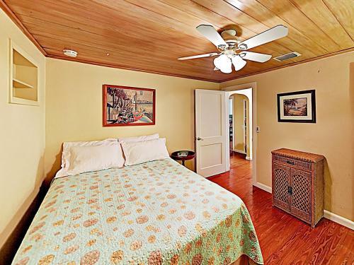 Tropical Oasis - 3 Minutes To Beach Home